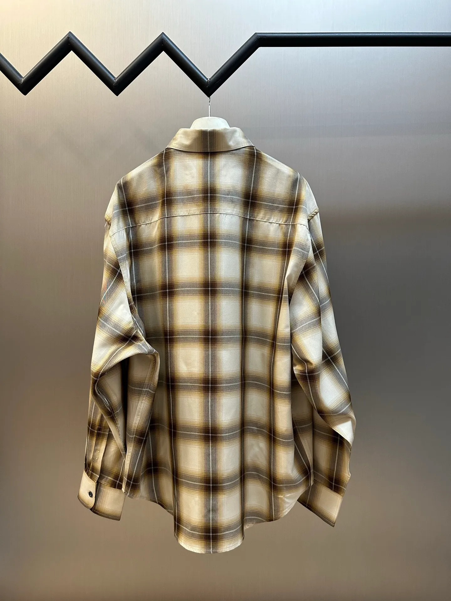 Ami Paris embroidered plaid shirt is a custom-made cloud-like Lyocell plaid Canvas, with warm brown and Cream White gradients intertwined into a mist plaid. The small chest pocket is embroidered with AMI's iconic small love heart, and the brand logo is hidden with fine stitching. It is low-key but powerful, with an undercurrent of light luxury style in the blank space, which perfectly interprets the delicate balance between French relaxation and old money style. Using imported machine embroidery technology, advanced computer control systems and precision mechanical components, Ami love embroidery operations are realized. The infrared positioning cutting machine uses an infrared transmitter and an infrared receiver to achieve precise positioning of materials. The accuracy can reach the micron level, thereby meeting the effect of high-precision cutting of plaid and strip alignment. size:38.39.40.41
